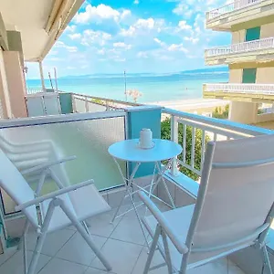 A Wonderful In Front Of The Sea! Apartment Peraía