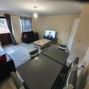  Holiday home Close To Central - 4 Bedroom House, 8 Beds, Sleepps 14, Free Parking United Kingdom